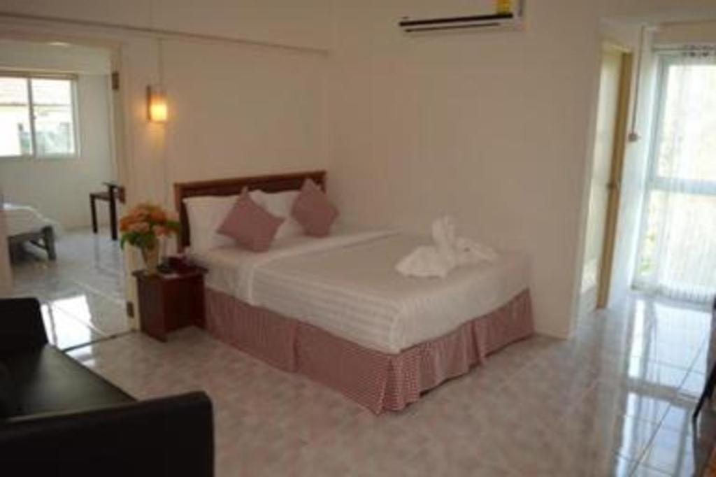 Hotel De Ratt Phuket Patong Esterno foto
